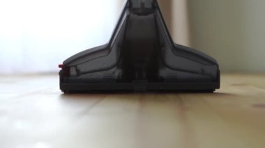 Elektrikli süpürgeyle ahşap zemini temizlemek, ağır çekim.