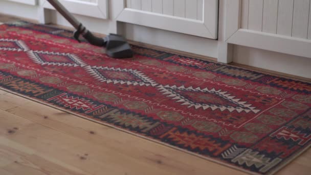 Femme au foyer aspirant tapis à la maison — Video