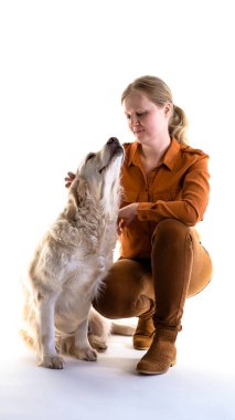 Evcil hayvan sevgisi. Stüdyoda beyaz arka planda bir kadın ve golden retriever 'ın stüdyo portresi.