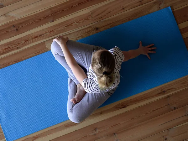 Stanna hemma. kvinna som gör yoga i vardagsrummet under karantän, hals träning — Stockfoto