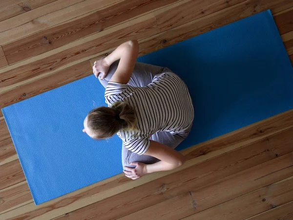 Zostań w domu. kobieta robi jogę w salonie podczas kwarantanny, ćwiczenia na szyi — Zdjęcie stockowe