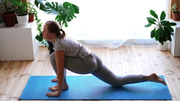 Stay at home. masked woman doing yoga in the living room during quarantine, exercise salute to the sun — Stock Footage Stay at home. masked woman doing yoga in the living room during quarantine, exercise salute to the sun Royalty Free Stock Video