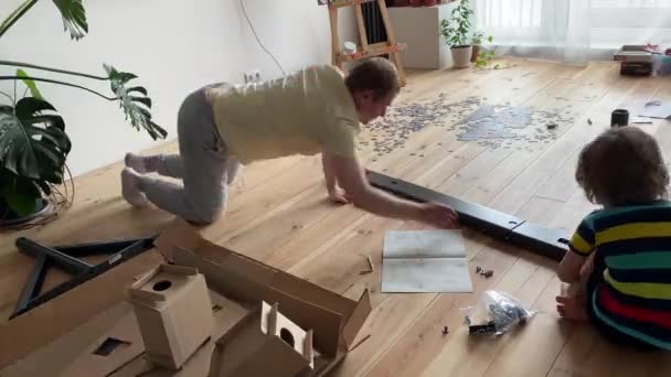 Pappa och son samla möbler hemma, timelapse — Stockvideo