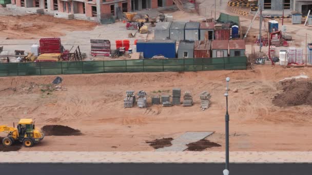 Construcción de un complejo residencial en la ciudad, el tractor allana el suelo, timelapse . — Vídeo de stock