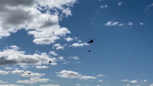 7 Mayıs 2020 - Beyaz Rusya, Minsk - Askeri uçaklar havada uçuyor, 9 Mayıs Zafer Günü geçit töreninin provası Coronavirus salgını sırasında. ses ile video — Stok video
