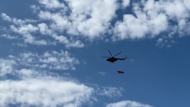 7 de mayo de 2020 - Bielorrusia, Minsk - helicópteros militares vuelan en el cielo, ensayo del desfile del 9 de mayo del Día de la Victoria durante la pandemia del coronavirus . — Vídeo de stock