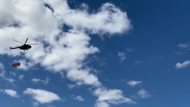 Le 7 mai 2020 - Biélorussie, Minsk - des avions militaires volent dans le ciel, répétition de la parade du 9 mai lors de la pandémie de coronavirus. vidéo avec son — Video