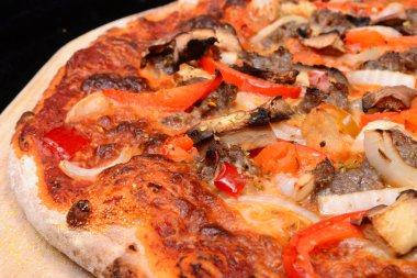 Bir ormanda pişmiş lezzetli pizza pizza fırın soğan, mantar, biber ve sosis ateş