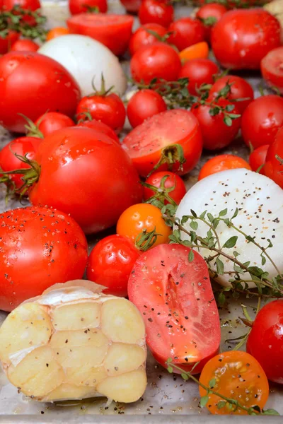 Långpanna Rostade Tomater Vitlök Örter Och Olivolja — Stockfoto