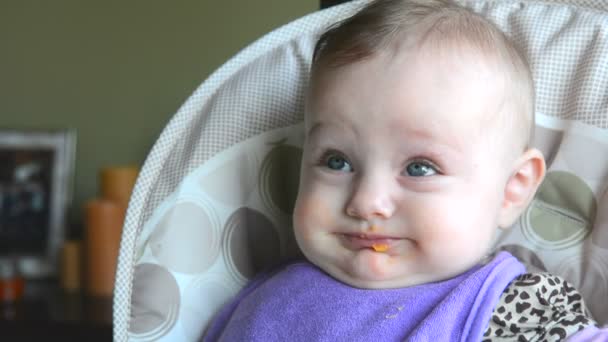 Bambino Essere Nutrito Fare Facce Divertenti Felici Dopo Aver Mangiato — Video Stock