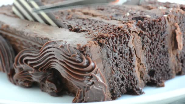 Смачний Шматок Шоколадного Торта Нарізають Виделкою — стокове відео