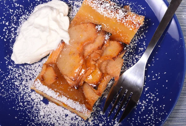 Tarte Aux Pommes Fraîchement Cuite Avec Crème Fouettée Sucre Poudre — Photo