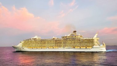 Meksika Körfezi 'nde büyük bir yolcu gemisi.