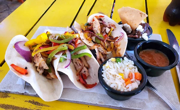 Tacos de frango com arroz e feijão — Fotografia de Stock