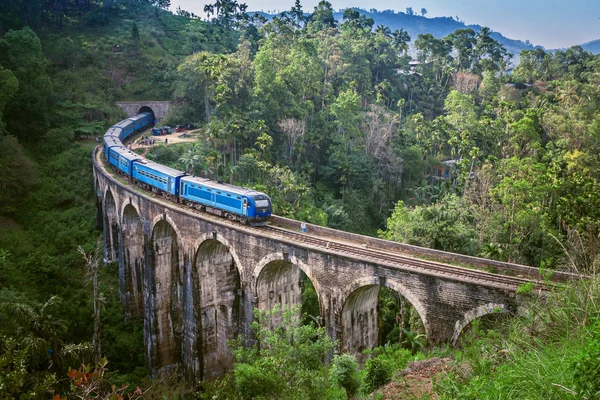 Tren en el puente Nine arch Bridge en Sri Lanka. Hermosa vía de tren en la región montañosa. Puente viejo en Ceilán . — Foto de Stock