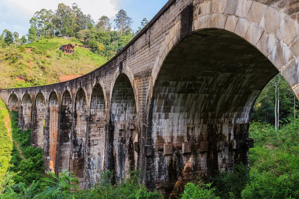 Vista inferior del Puente de los Nueve Arcos, el ejemplo perfecto de la construcción ferroviaria británica, ubicada en la selva profunda de Demodara, Ella, Sri Lanka — Foto de Stock