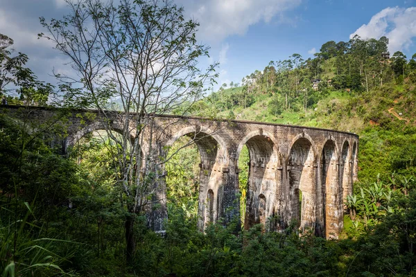 "Demodara "Puente de nueve arcos en Sri Lanka con vía férrea realizada por británicos — Foto de Stock