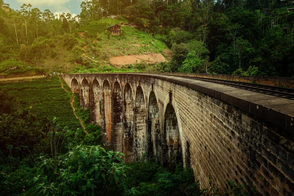 Nueve Arches Bridge se encuentra en Demodara, cerca de la ciudad de Ella, Sri Lanka — Foto de Stock