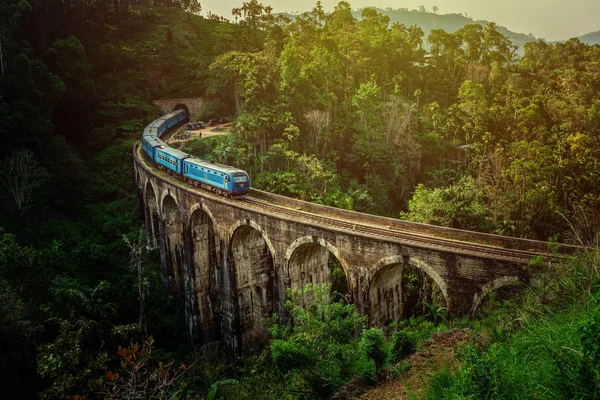 Tren en el Puente Demodara de los Nueve Arcos o el Puente en el cielo ubicado en Demodara cerca de la ciudad de Ella, Sri Lanka . — Foto de Stock