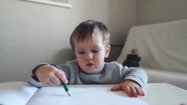 Renk kalem albüm ile şirin bebek çocuk çizer