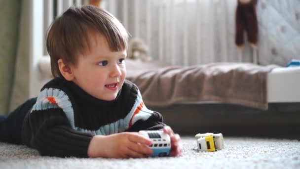 Menino Feliz Parque Infantil — Vídeo de Stock