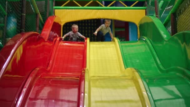 Jazda ze zjeżdżalniami dla dzieci w centrum rozrywki dla dzieci — Wideo stockowe
