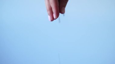 Yakın plan çay yaprakları döker.