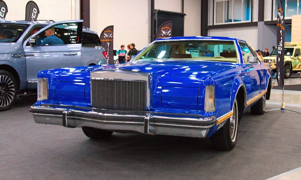 Klasik Amerikan mavi Lincoln Continental haritasında göster: Royal otomatik. 10 Haziran 2018. St.Petersburg, Rusya Federasyonu.