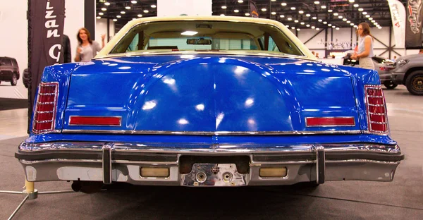 Κλασικό Αμερικανικό Μπλε Lincoln Continental Στο Royal Auto Show Ιουνίου — Φωτογραφία Αρχείου