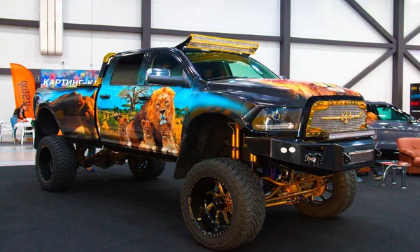 Büyük canavar kamyon Kraliyet Auto Show'da. 10 Haziran 2018. St. Petersburg, Rusya Federasyonu.