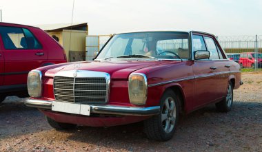 Rusya, St. Petersburg, 8 Eylül 2018: Vintage Alman araba Mercedes-Benz W115 Retro teknikleri Fortuna Festivali.