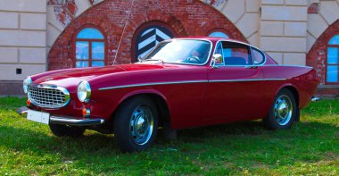 Efsanevi İsveç spor araba Volvo P1800 Retro Te Festivali