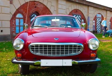 Rusya, St. Petersburg, 8 Eylül 2018: Efsanevi İsveç spor araba Volvo P1800 Retro teknikleri Fortuna Festivali tarih. Önden görünüm.