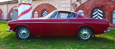 Rusya, St. Petersburg, 8 Eylül 2018: Efsanevi İsveç spor araba Volvo P1800 Retro teknikleri Fortuna Festivali Tarih. 