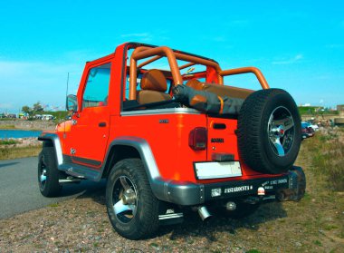 Rusya, St. Petersburg, 8 Eylül 2018: Korece Suv araba Asya Rocsta Retro teknikleri Fortuna Festivali tarih. Arkadan görünüm.
