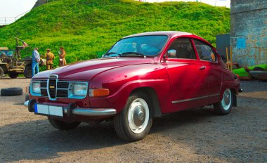 Rusya, St. Petersburg, 8 Eylül 2018: Klasik İsveçli araba Saab 96 Retro teknikleri Fortuna Festivali.