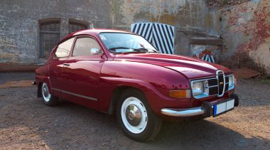 Rusya, St. Petersburg, 8 Eylül 2018: Klasik İsveçli araba Saab 96 Retro teknikleri Fortuna Festivali.