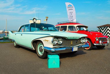 Rusya, St. Petersburg, 8 Eylül 2018: Lüks Amerikan araba Plymouth Fury 1960 üretim Retro teknikleri Fortuna Festivali. 