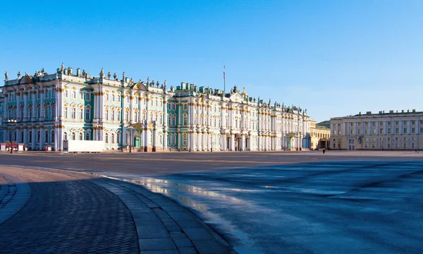 Palacio de Invierno en la Plaza del Palacio de San Petersburgo —  Fotos de Stock