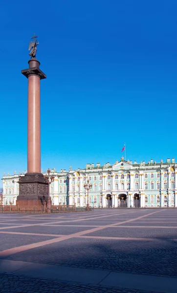 Alexandersäule und die Fassade des Winterpalastes — Stockfoto