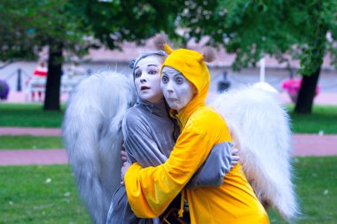 Bir çocuk partisinde iki aktör.