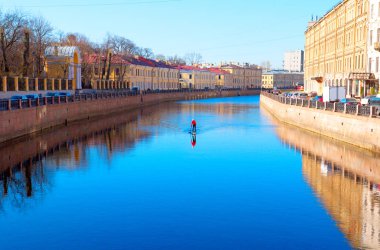Moika Nehri, Nevsky bulvarı yakınındaki Yeşil köprünün manzarası. Aziz Pe