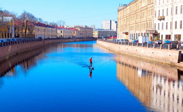 Річка Мока, вид на зелений міст біля Невського проспекту. St. PE — стокове фото