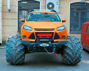 Sarı ayarlı Ford araba. Ön görünüm.