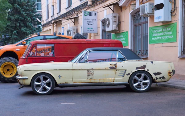 El viejo coche americano Mustang — Foto de Stock
