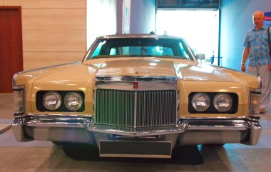 Klasik Amerikan arabası, 70'ler. Ön görünüm.