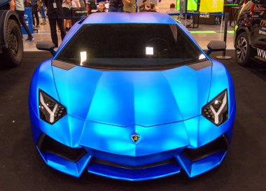 İtalyan süper araba Lamborghini. Ön görünüm.