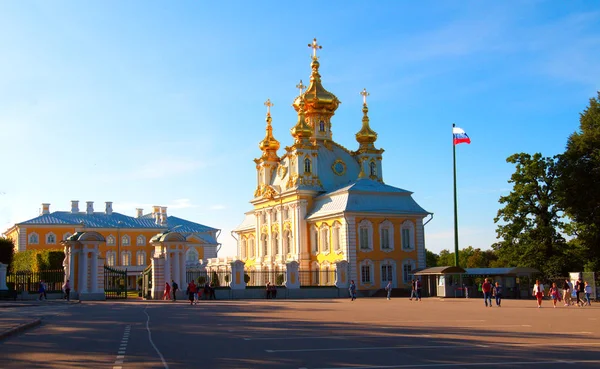 Peterhof. Kościół Świętych Apostołów Piotra i Pawła. — Zdjęcie stockowe