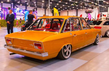 Alman aile oldtimer araba Volkswagen K70ls. Geri görünüm.