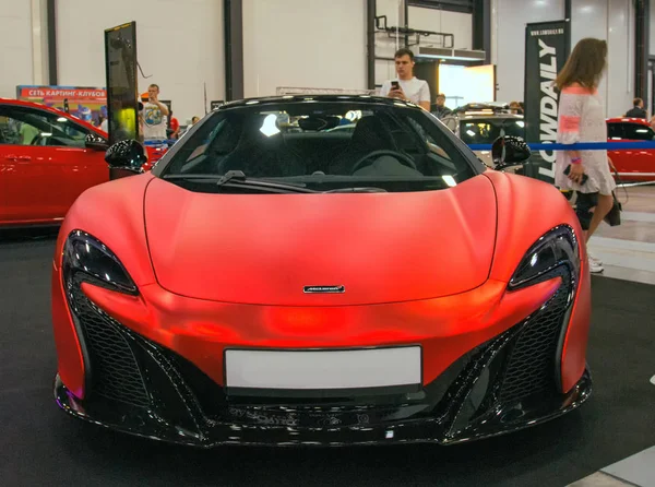 Lyxig McLaren 570S sportbil. Vy framifrån. — Stockfoto